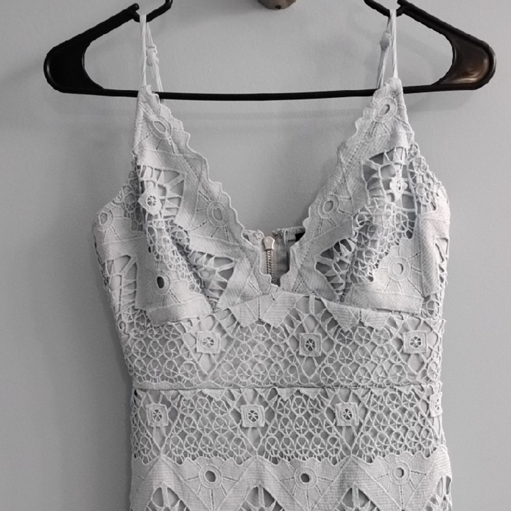 ⭐ Like New Lulu's🌹 Gorgeous Lace Midi Dress in 🩵 Light Blue Size XS